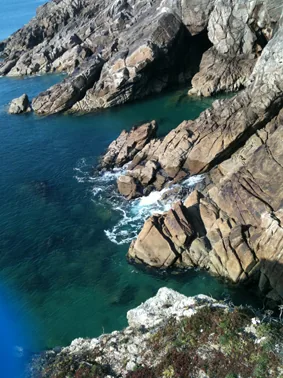 Rochers et mer turquoise sur la côte de Quiberon